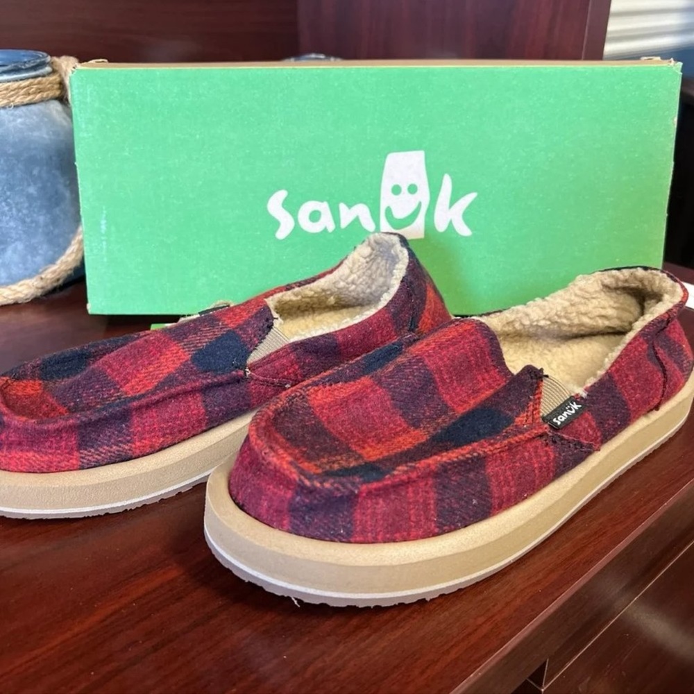 Sanuk slippers